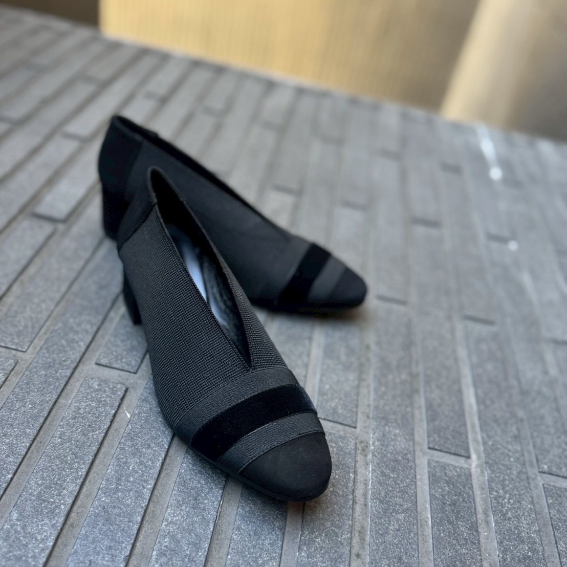 11/12異素材ミックスでモード感溢れるデザインのブラックカラーパンプス