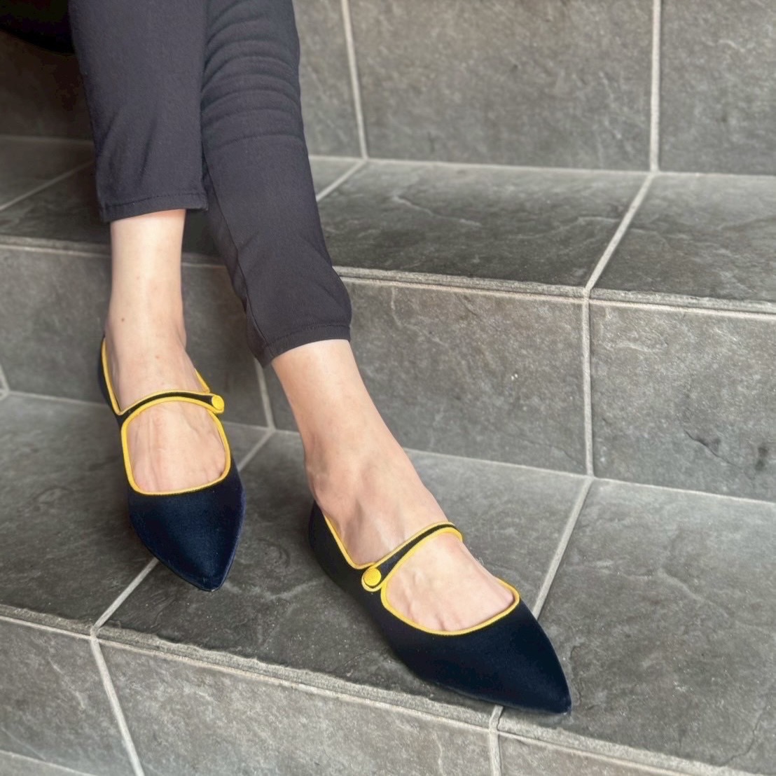 11/19ネイビーとイエローの組み合わせがイタリアらしいベロア素材のフラットシューズ