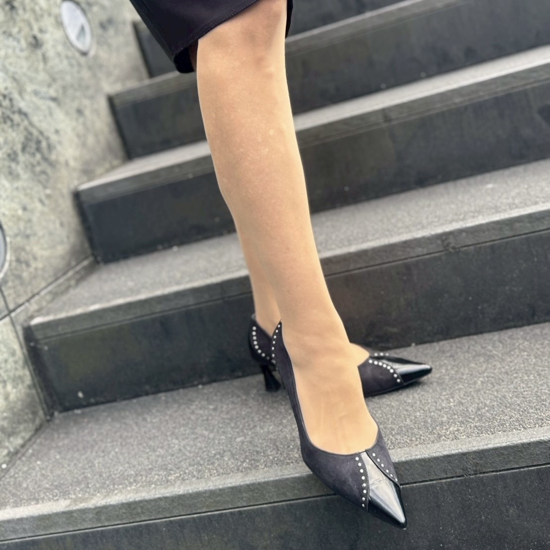 11/21洋服の襟をモチーフにしたクールでイタリアらしいデザインのブラックパンプス