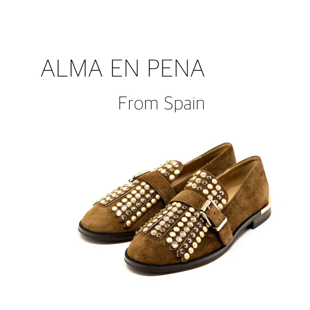 11/22存在感たっぷりでエレガントな雰囲気も演出できるブラウンローファー