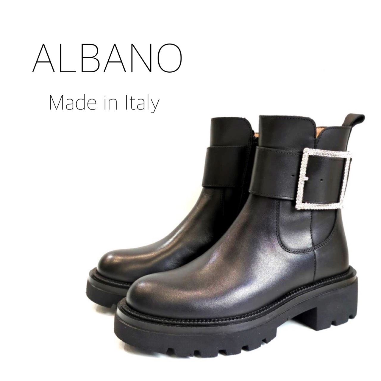 11/6煌めくビジューモチーフがハードなフォルムも上品に見せてくれるブラックショートブーツ