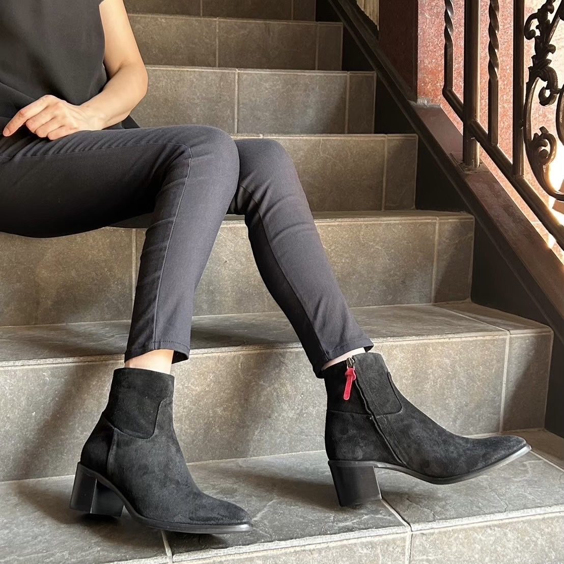 12/17シンプルなデザインにもジップの飾りに遊び心を添えたブラックスエードショートブーツ