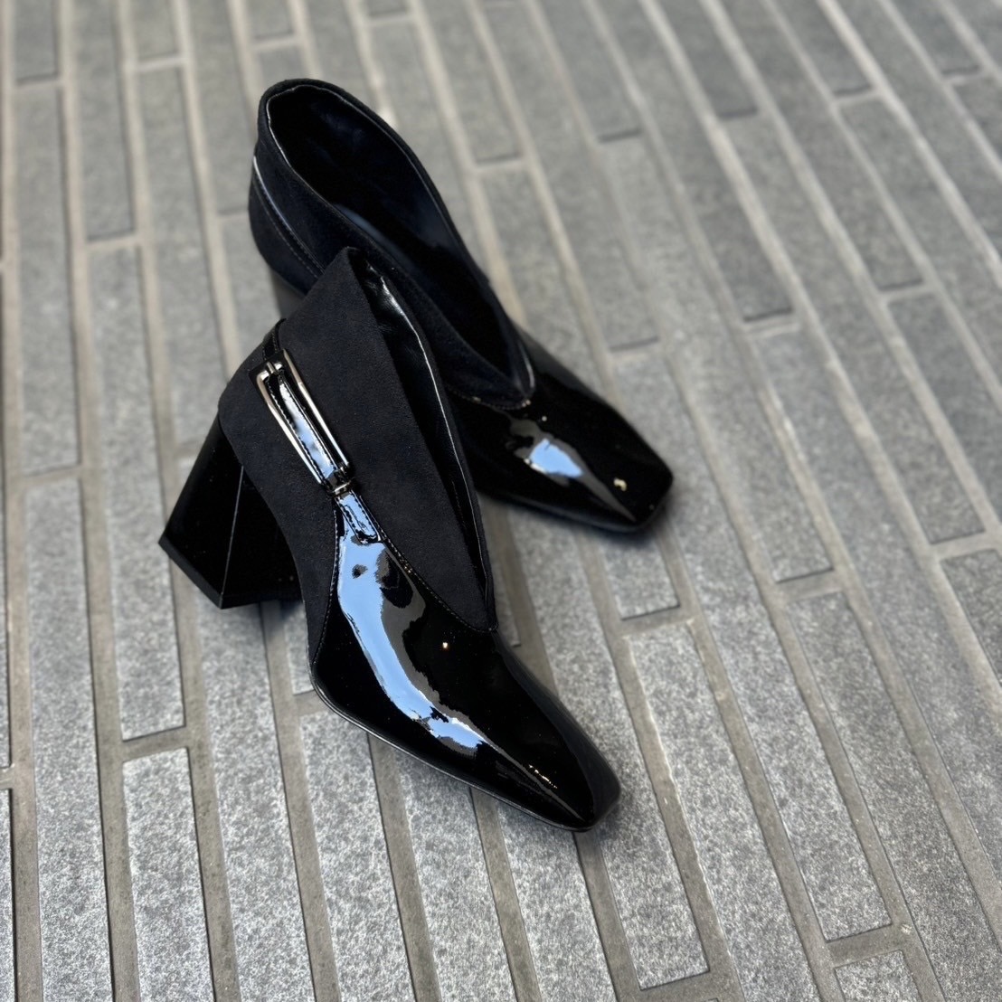 12/6エッジの効いたモード感溢れるブラックカラーブーティ