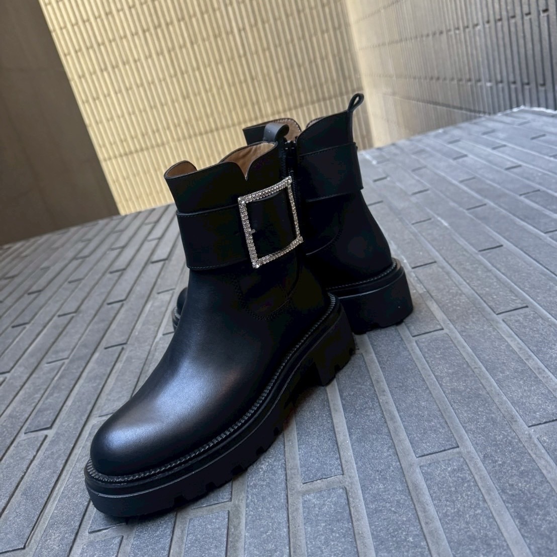 12/14存在感あるビジューバックルが目を引く大人可愛いショートブーツ