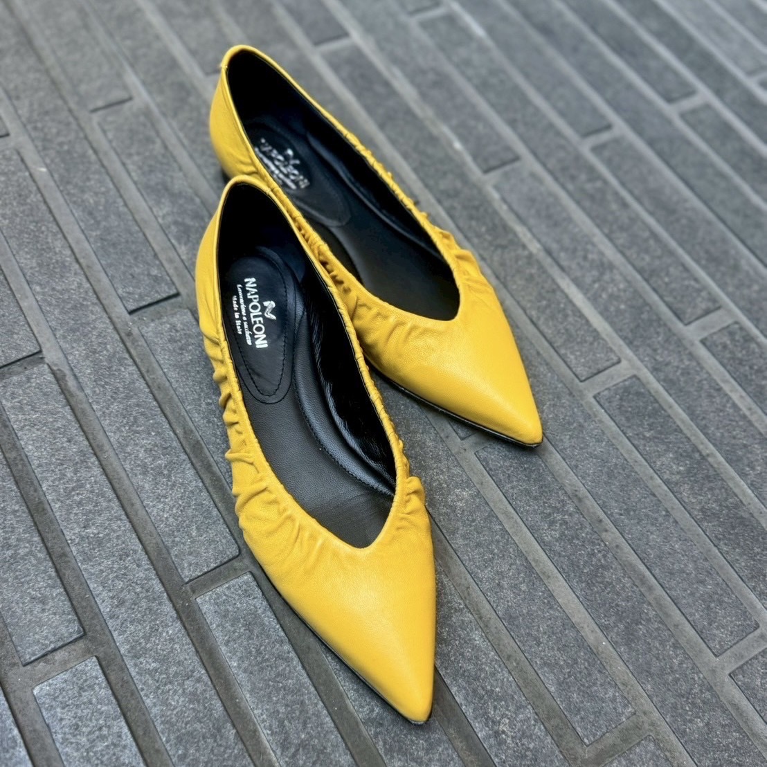 12/22鮮やかカラーでコーディネートの差し色におすすめのイエローカラーフラットシューズ