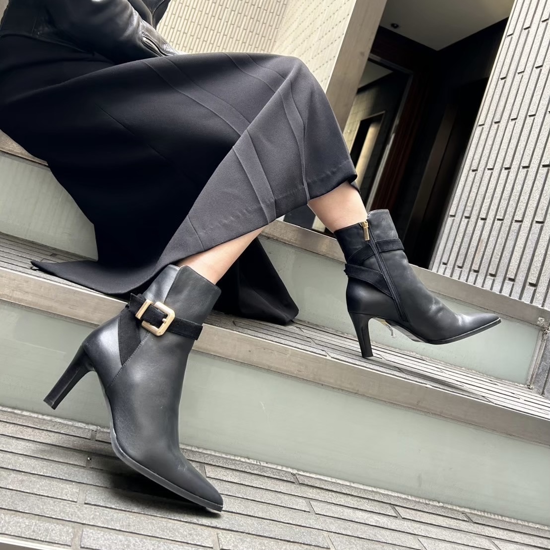 12/29艶感あるレザーにマットゴールドのバックルで高級感を演出できるショートブーツ