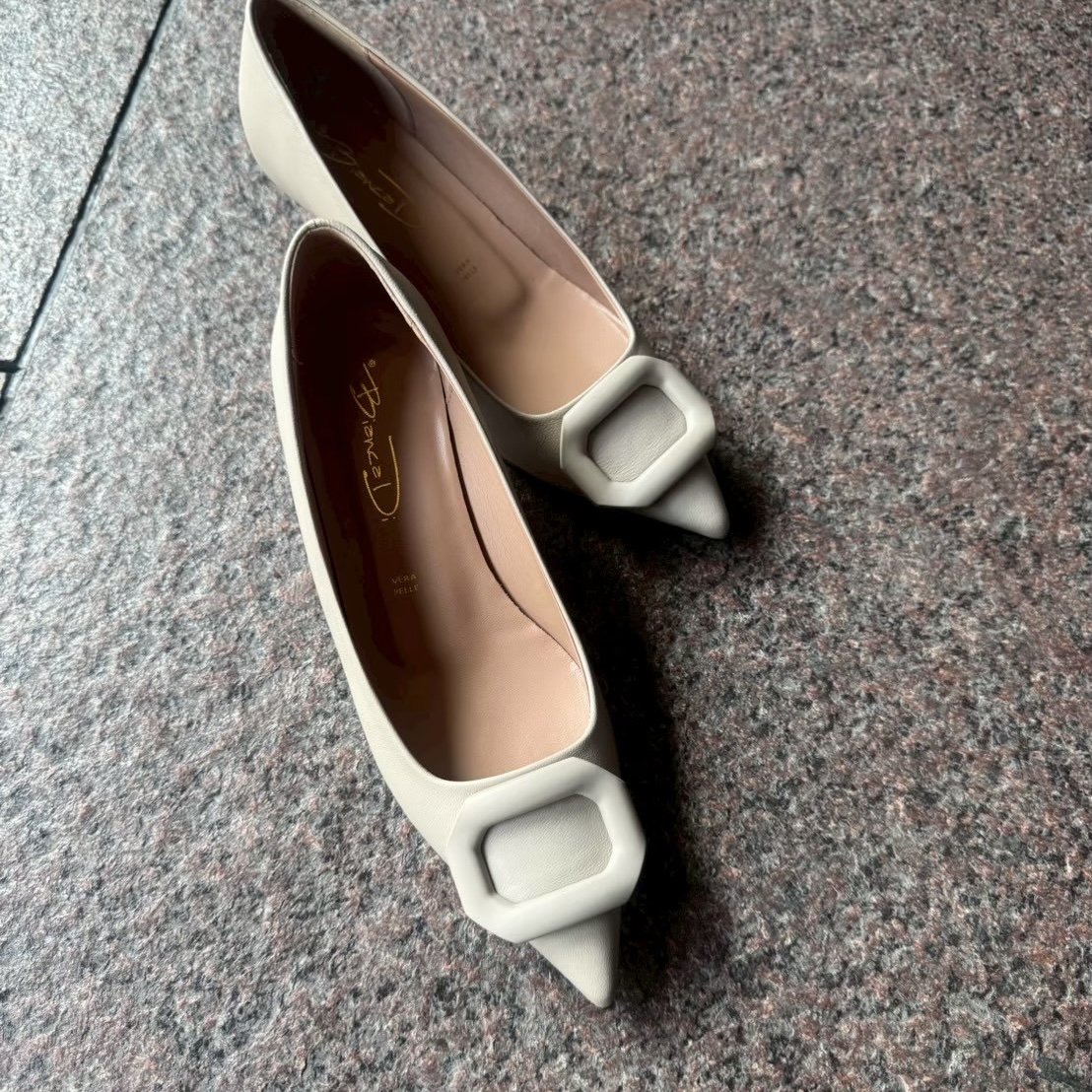 12/30上品なアイボリーカラーでモチーフまで統一された美シルエットパンプス