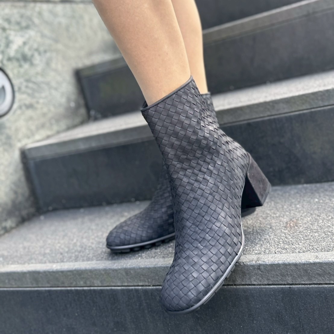 12/5イントレチャートレザーが圧倒的な存在感を放つショートブーツ