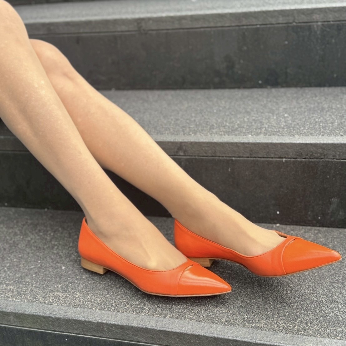12/7鮮やかなオレンジカラーがコーディネートの差し色にピッタリなフラットシューズ