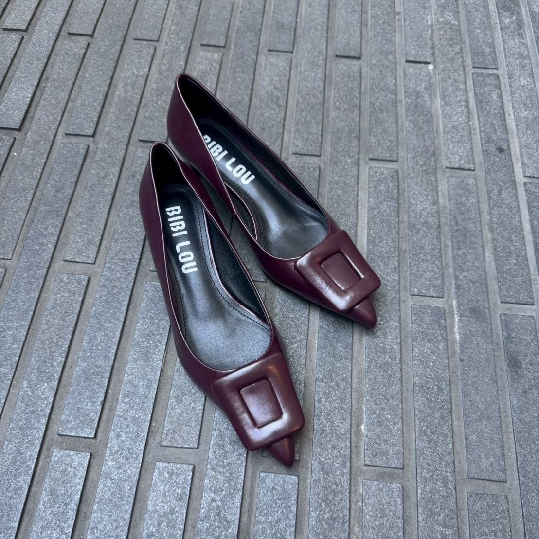 12/18シックなデザインが大人の雰囲気を演出できるバーガンディカラーパンプス