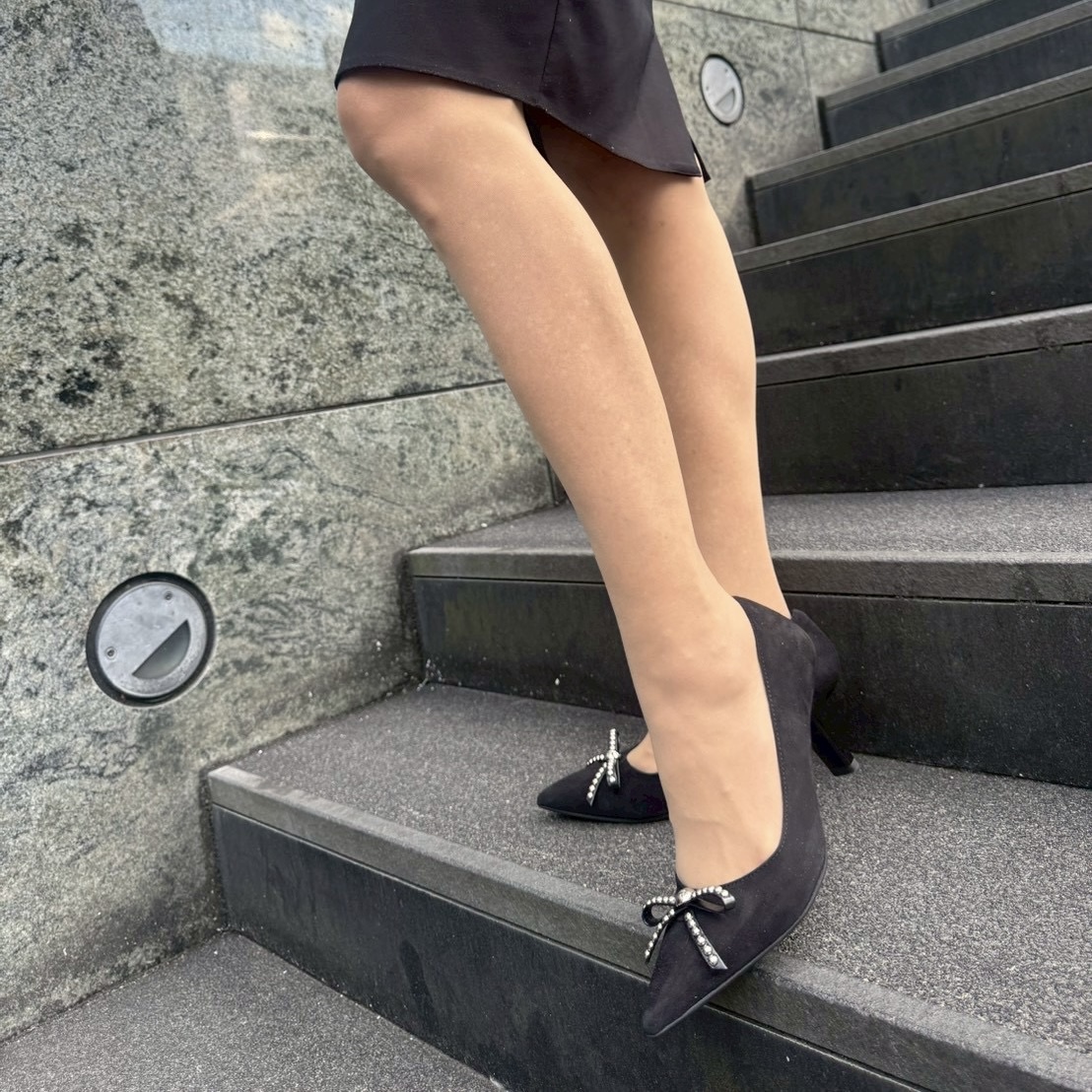 1/2上品なポインテッドトゥにスタッズをあしらったリボンが大人可愛いブラックパンプス