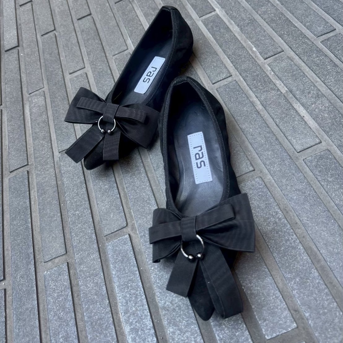 1/3デコラティブなリボンに心躍るブラックスエードフラットシューズ