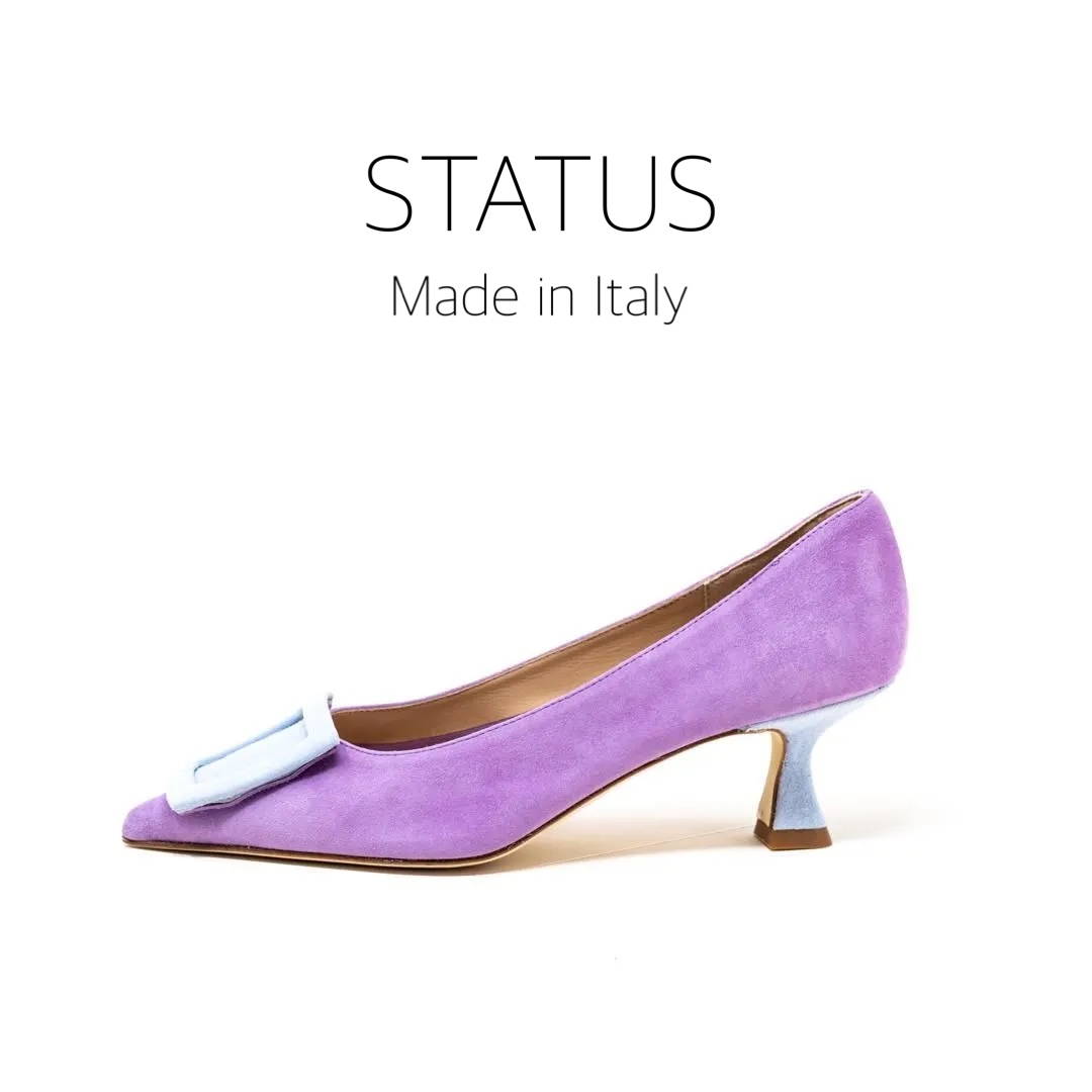 1/5華やかカラーが差し色にぴったりなライラックカラースエードパンプス