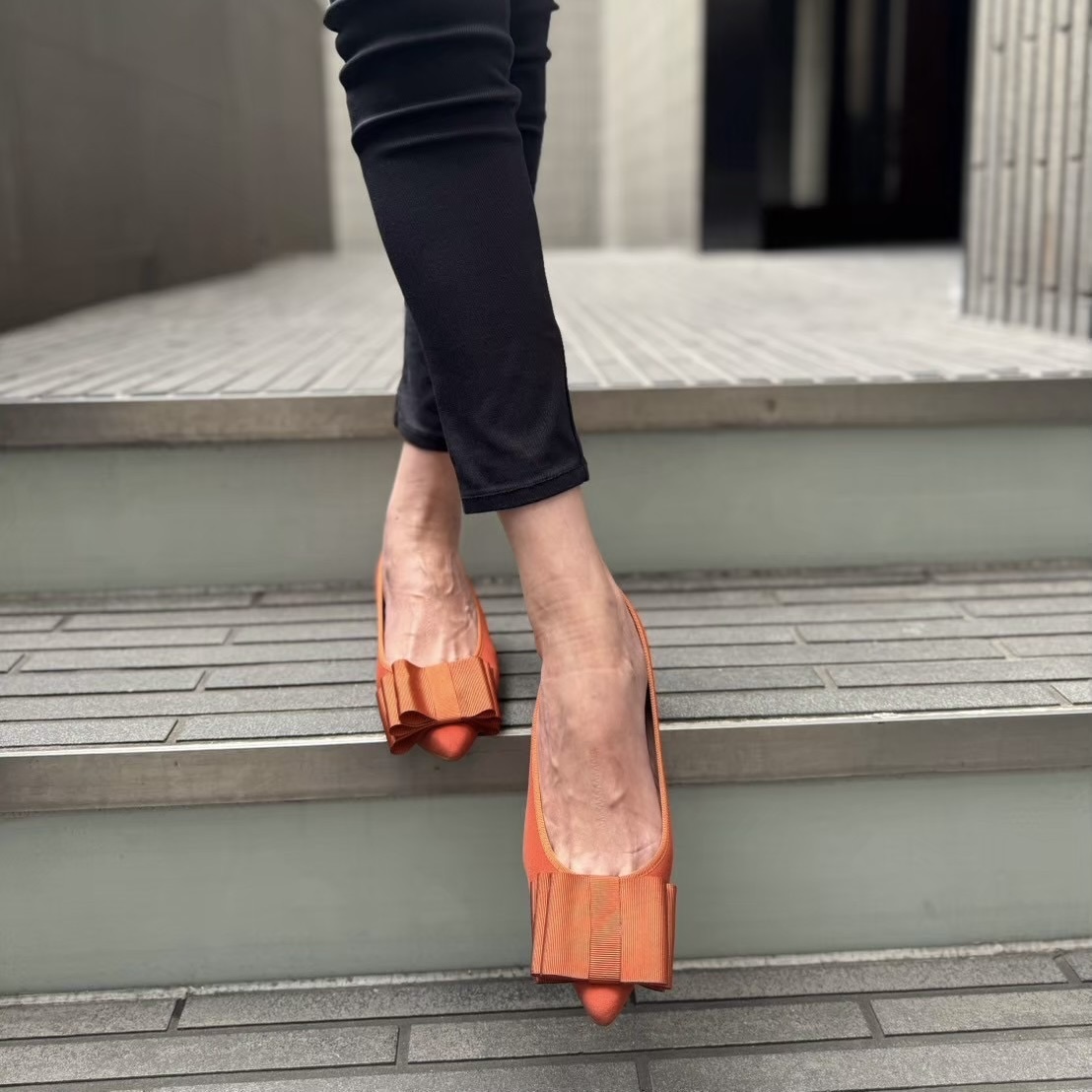 1/6グログランリボンが上品な印象を演出できるオレンジカラーパンプス
