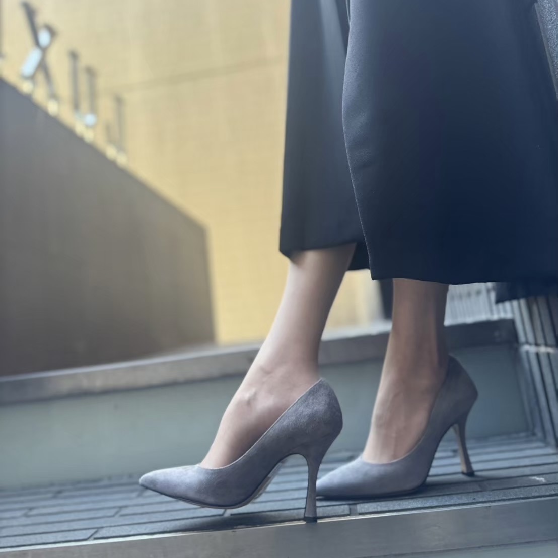 1/8どこから見ても美シルエットが叶うグレースエードパンプス