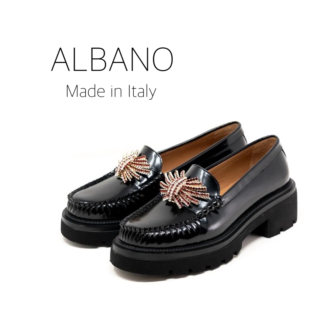 1/9クラシカルなデザインにビジューが煌めくブラックローファー