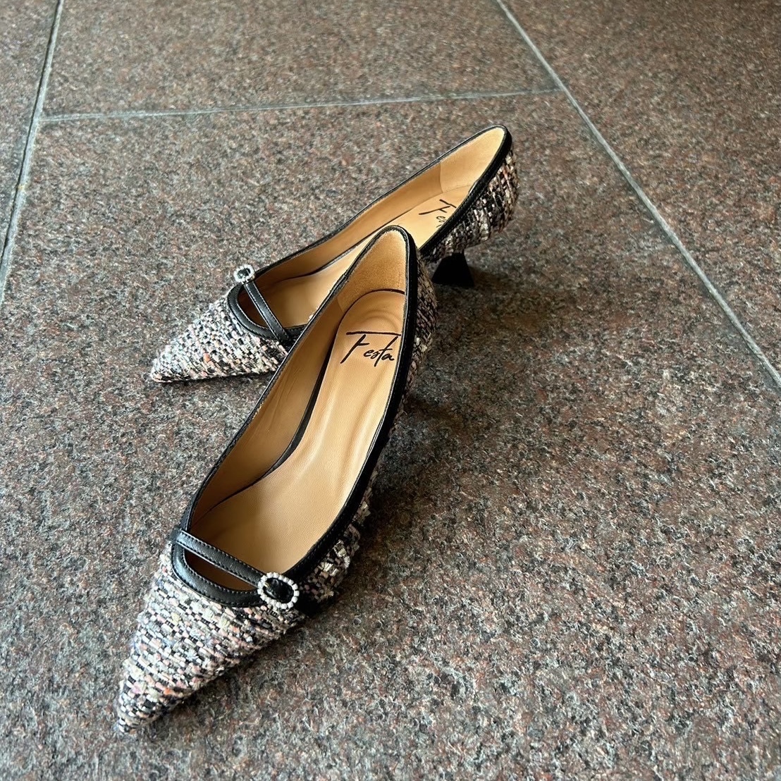 1/11ピンクやグレーのフェミニンカラーツイードが華やかな印象のポインテッドトゥパンプス