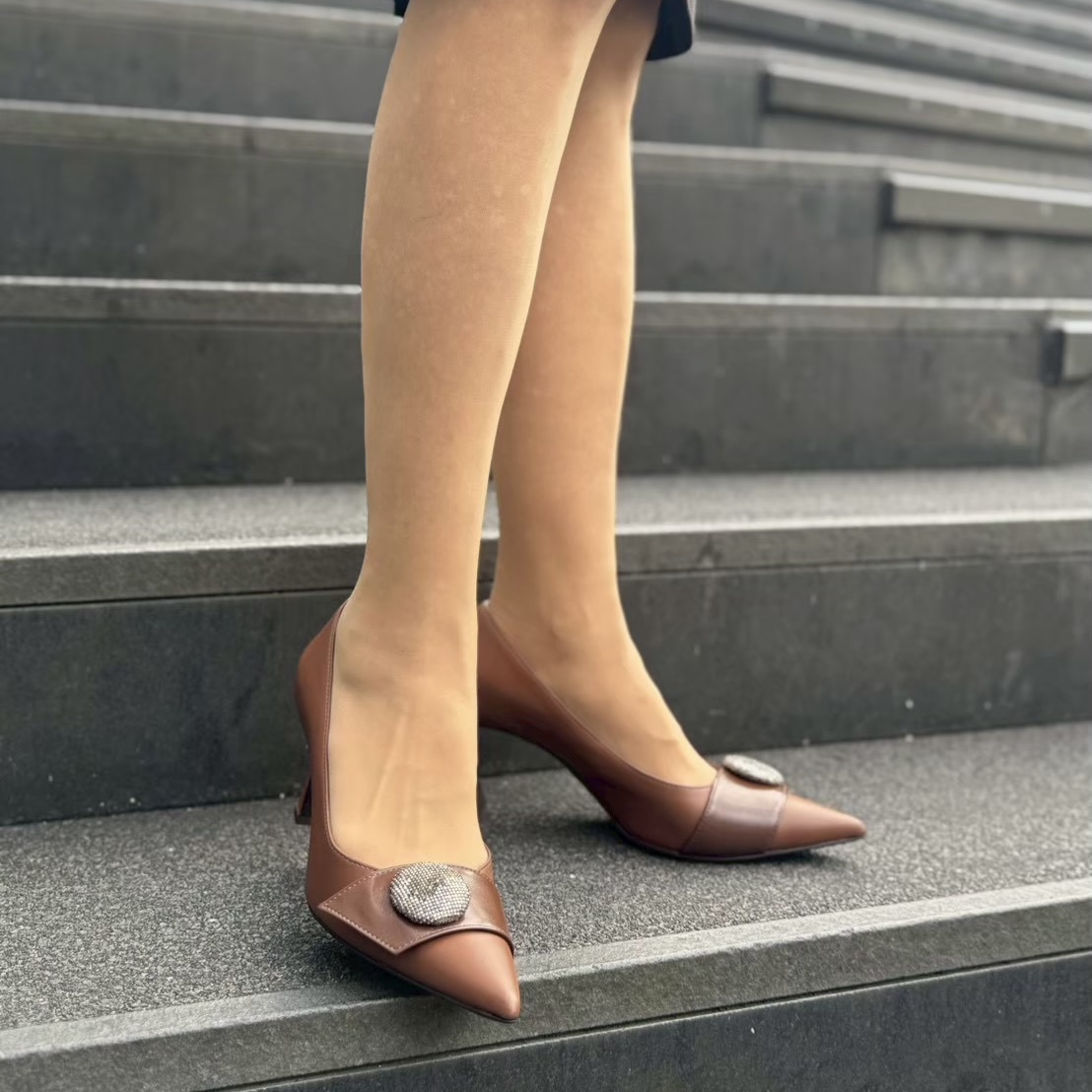 1/14上品なフォルムにメタルパーツを組み合わせたキャメルカラーパンプス