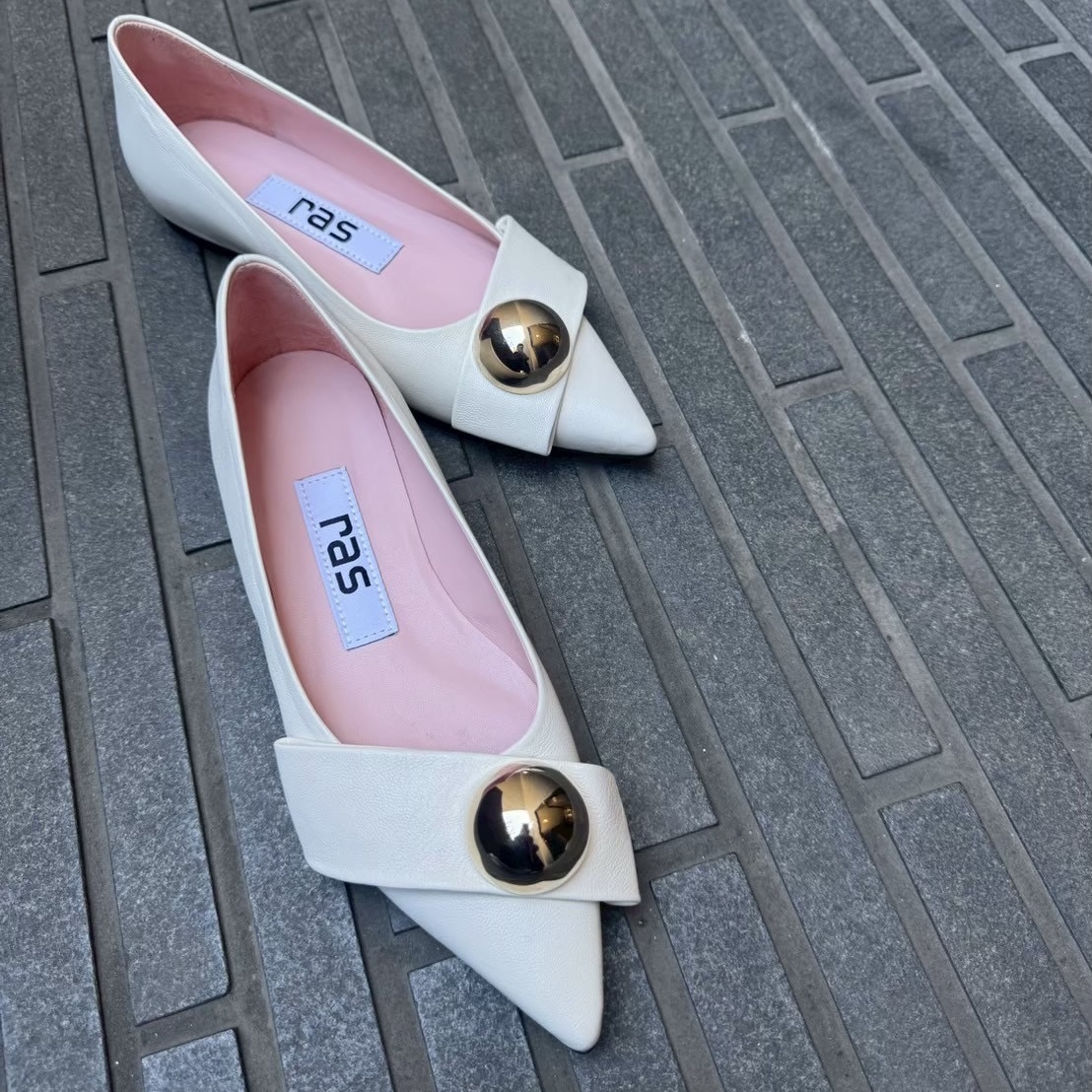 1/15ゴールドのボールパーツが目を惹くホワイトカラーのフラットシューズ