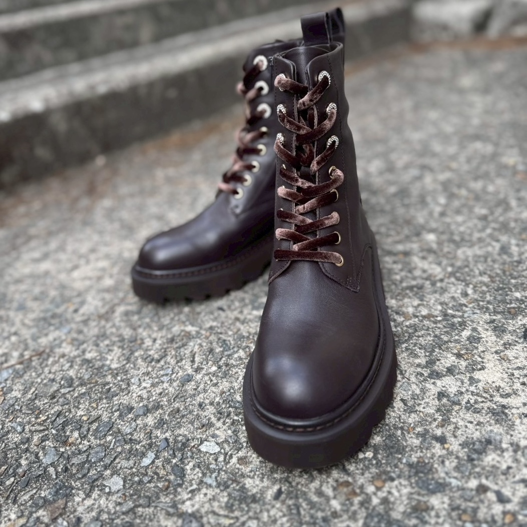 1/19ハードな編み上げデザインもベロアの靴紐と優しいブラウンカラーが上品なショートブーツ　
