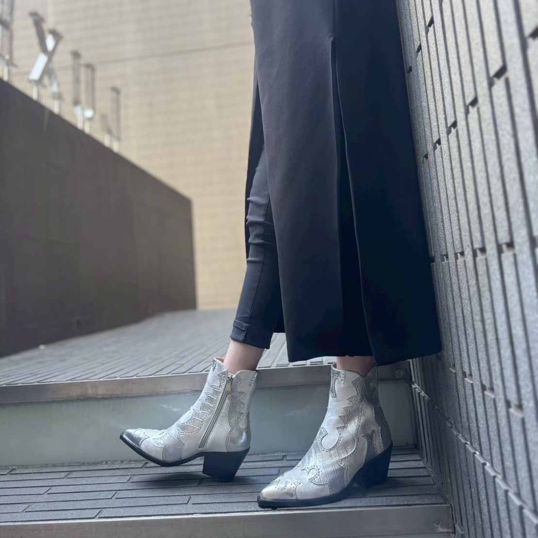1/22最新トレンドコーディネートが叶うホワイトカラーのウエスタンブーツ
