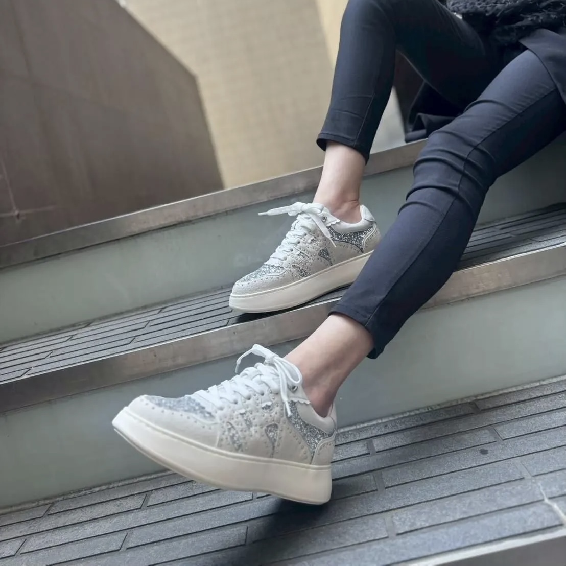 1/24スポーティなのにゴージャス!大人の女性におすすめのホワイトカラースニーカー