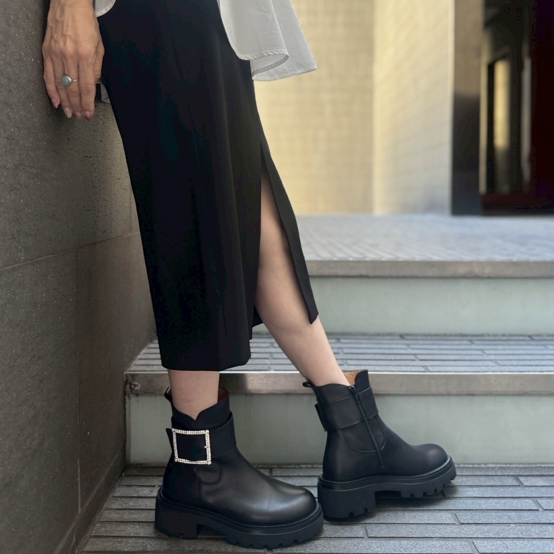 1/26ビジュー輝くバックルが大人可愛いブラックカラーのショートブーツ