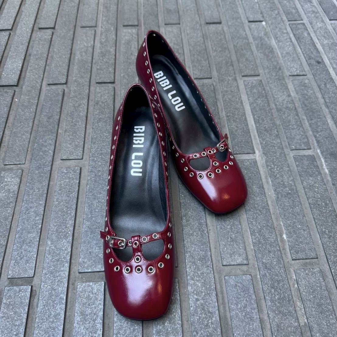 1/27スクエアトゥがクラシカルな雰囲気を演出できるバーガンディカラーパンプス