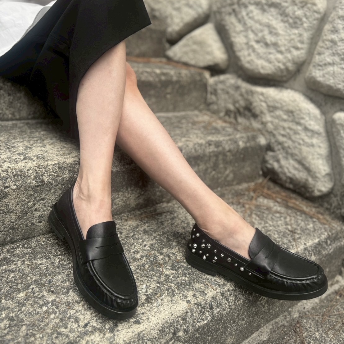 1/28煌めくバックスタイルに心躍る、ブラックカラーローファー