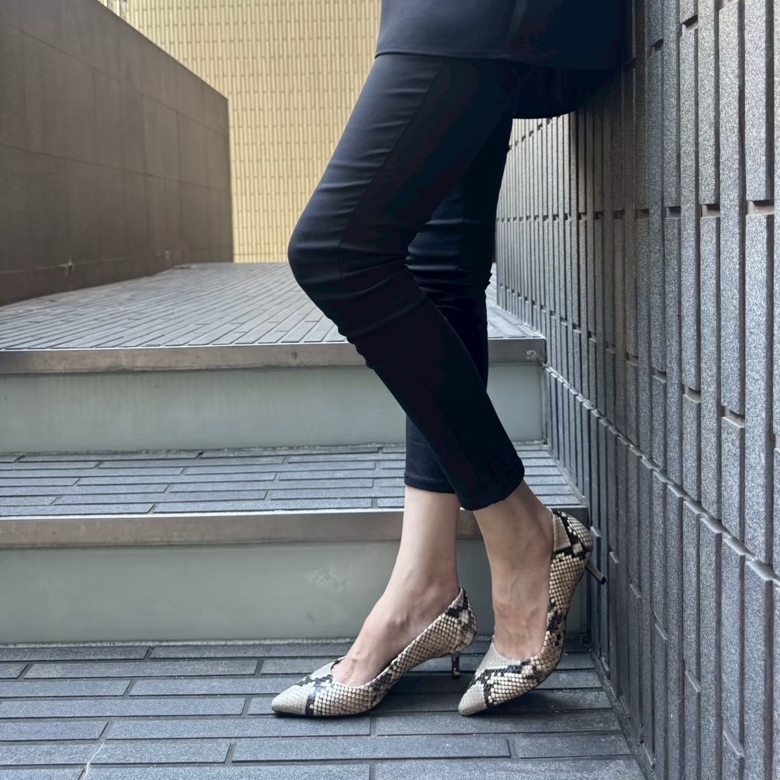 1/30高級感溢れるインポートらしい型押しパイソンレザーパンプス