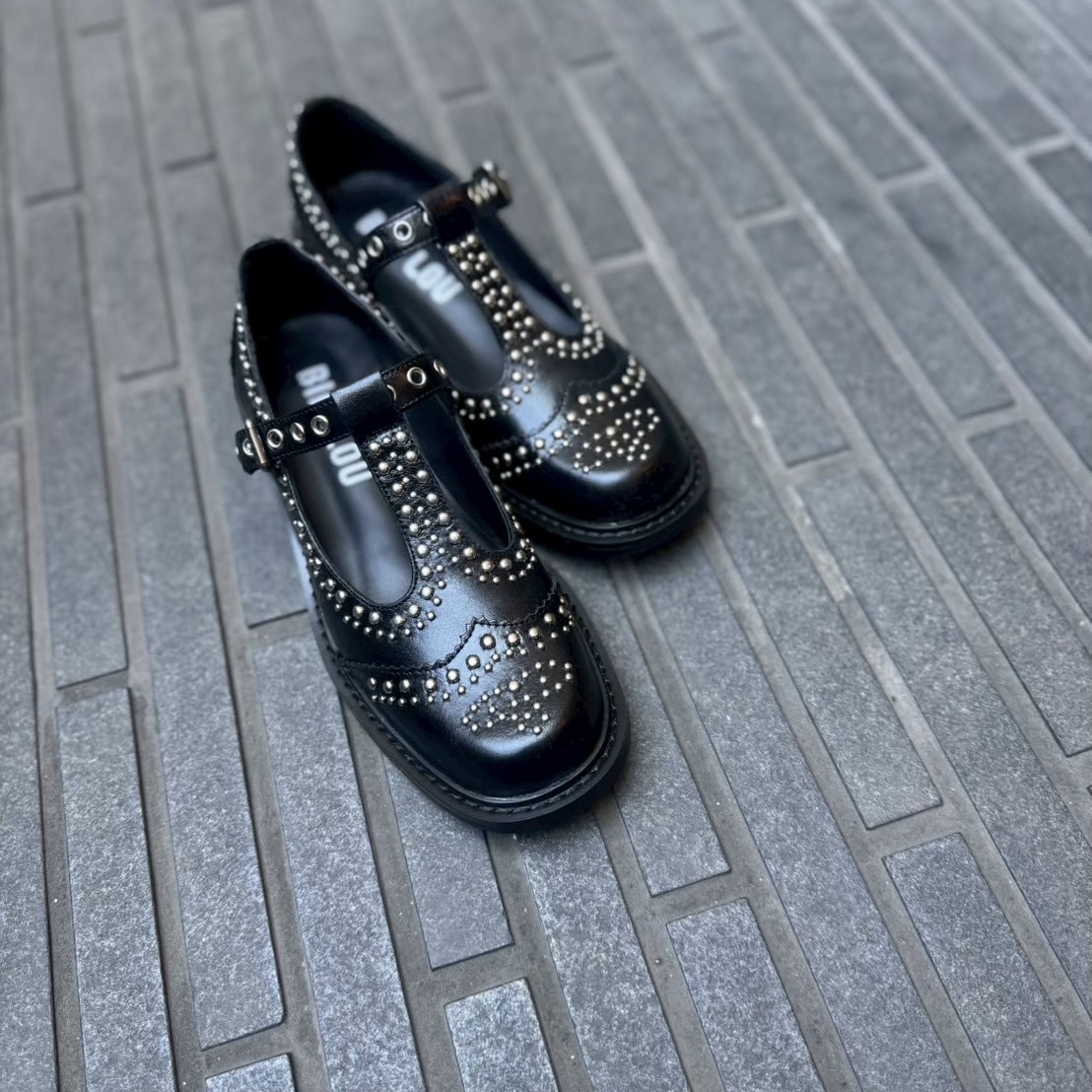 1/31クラシカルな雰囲気もスタッズでトレンドを先取りできるメリージェーンシューズ