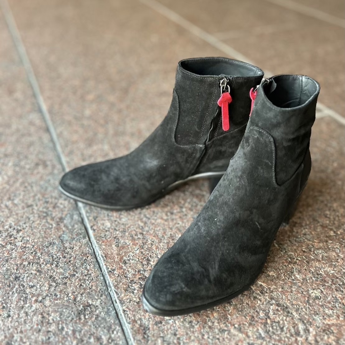 2/16シンプルデザインも美シルエットが叶うブラックスエードショートブーツ