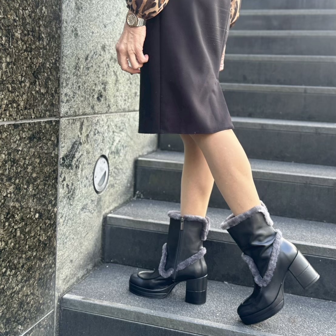 2/1艶感あるレザーとファートリミングが高級感溢れるショートブーツ