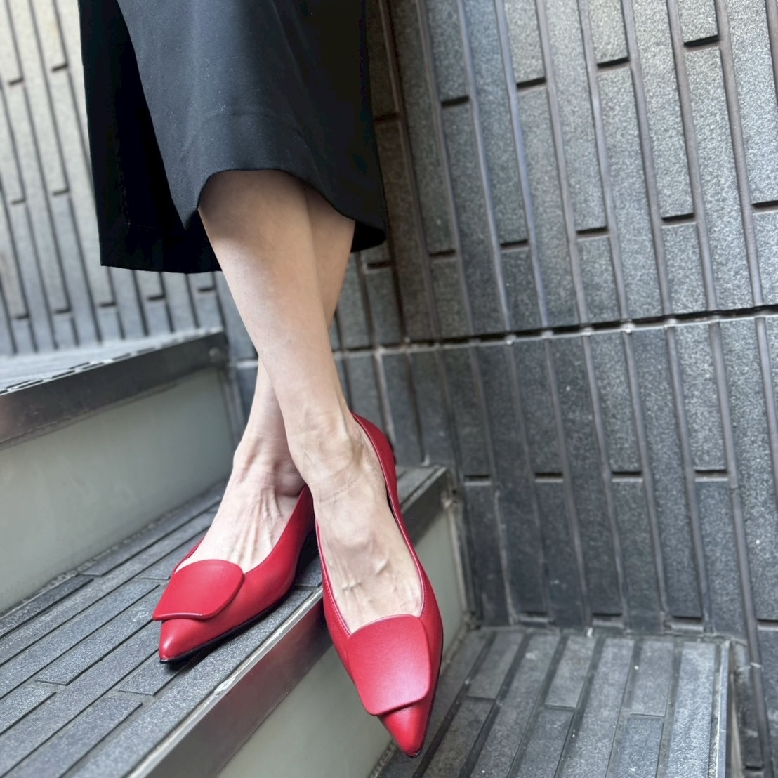 2/3イタリアらしい鮮やかなレッドがコーディネートを格上げしてくれるフラットシューズ
