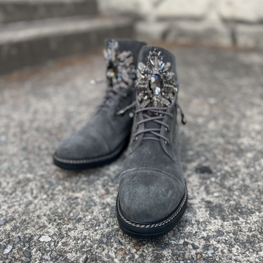 2/4煌めくビジューが圧倒的な存在感を演出してくれるグレーカラーのワークブーツ