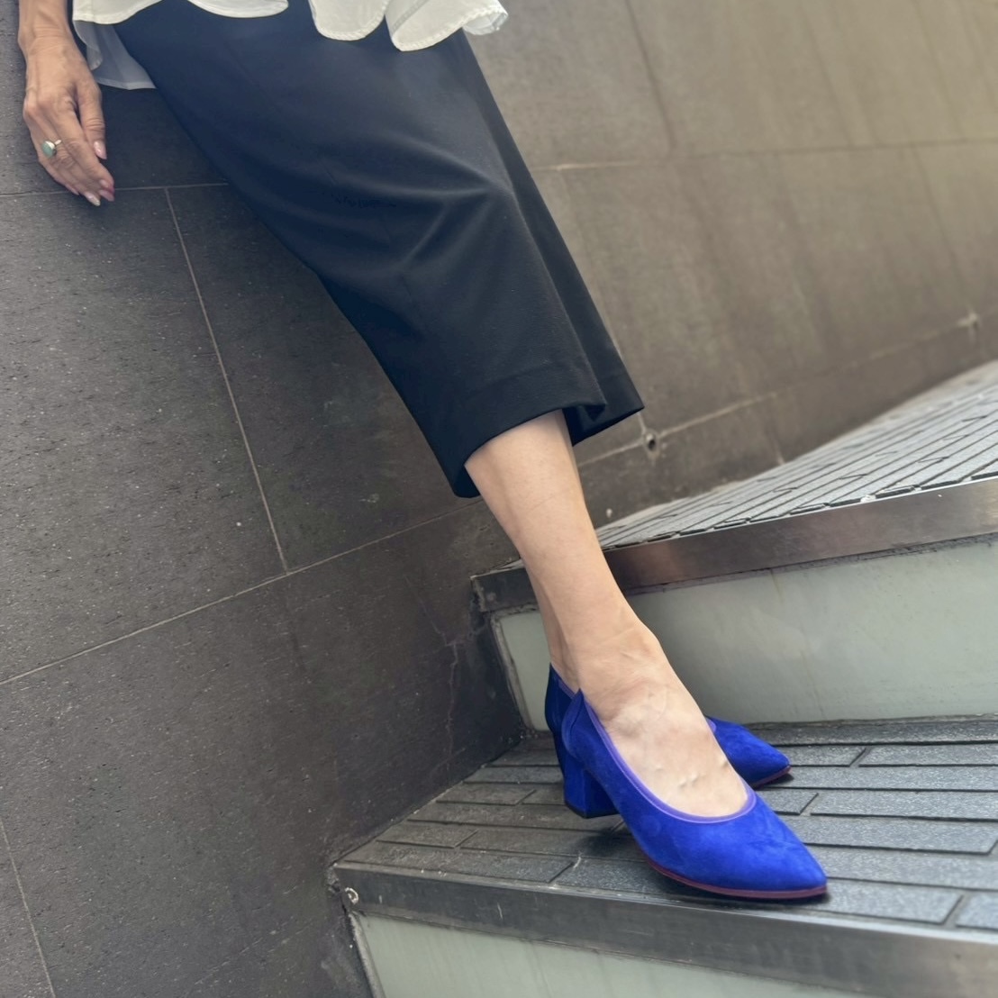 2/5鮮やかなロイヤルブルーカラーが上品なスエードパンプス