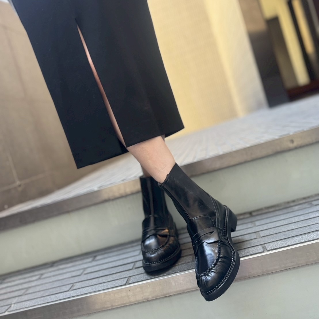 2/7トレンド最先端のローファーとブーツが一体になったデザインショートブーツ