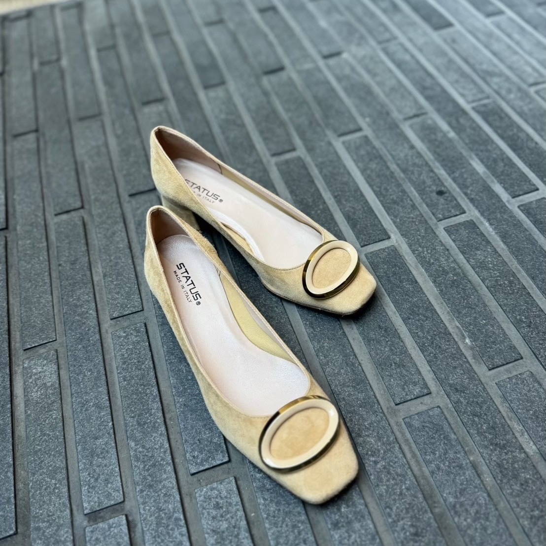 2/8明るいベージュカラーとゴールドモチーフが上品なスエードパンプス