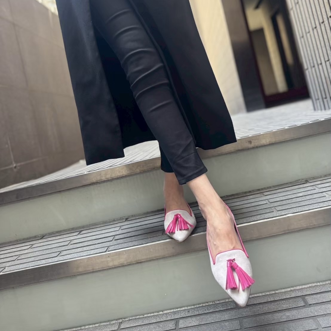 2/9グレーとピンクのコンビネーションが大人可愛いスエードフラットシューズ