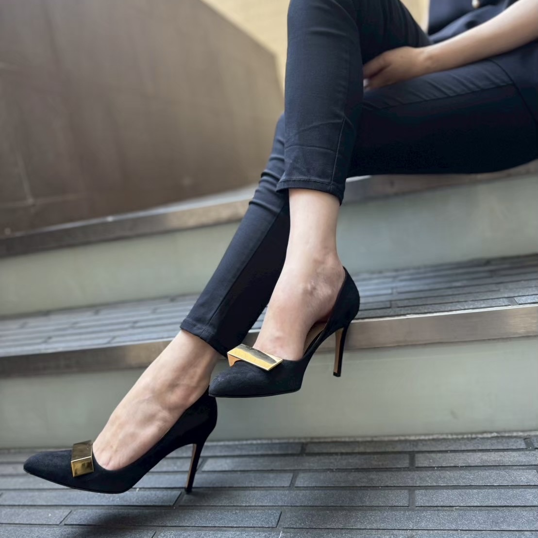 2/11洗練されたフォルムで脚線美が叶うブラックスエードパンプス