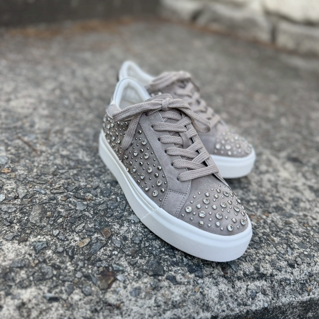 2/12煌びやかにスタッズとクリスタルが輝くグレージュカラーのスニーカー