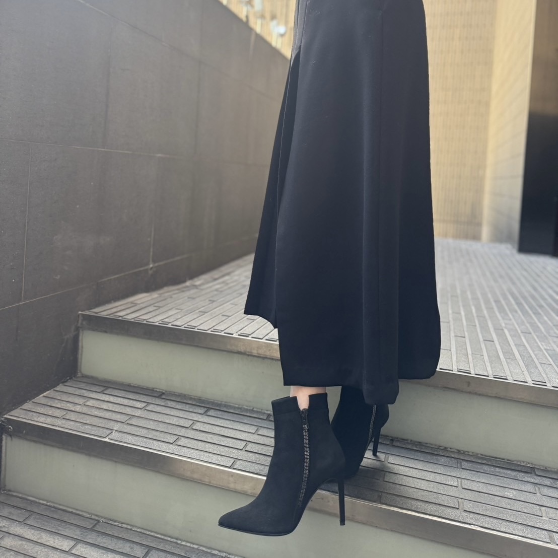 2/13上質なブラックスエードにメタリックなりジップラインが映えるショートブーツ