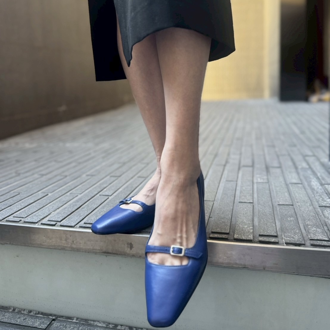 2/15深みのあるブルーカラーが上品なデザインのフラットシューズ