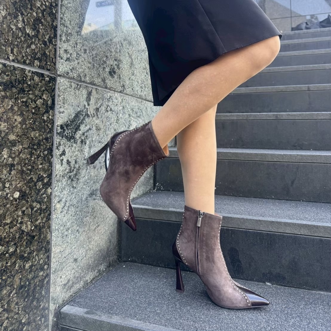 2/19トレンドカラーと攻めたデザインがイタリアらしいショートブーツ