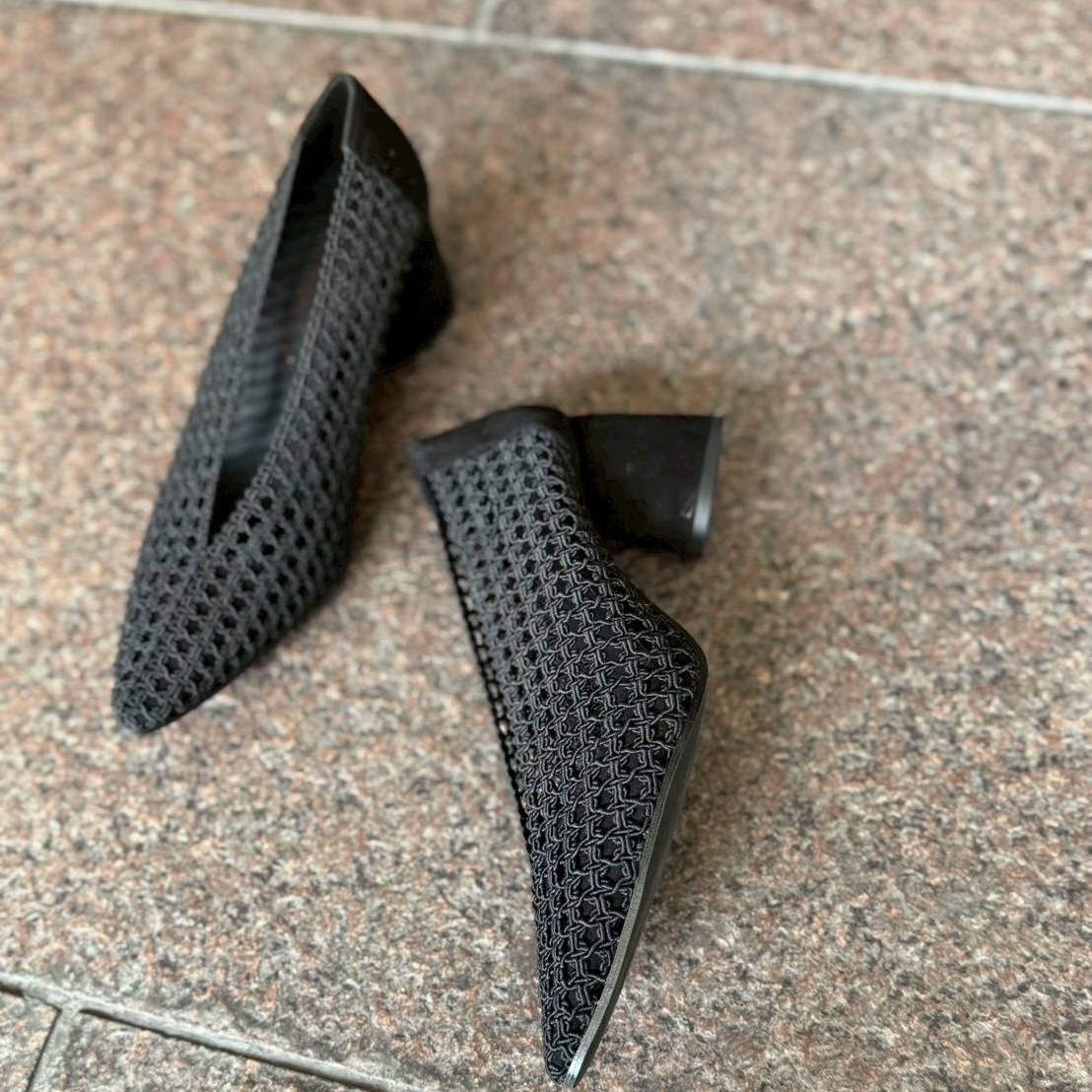 2/20個性的なメッシュ素材が履き心地とデザイン性の高さを両立させるブラックパンプス