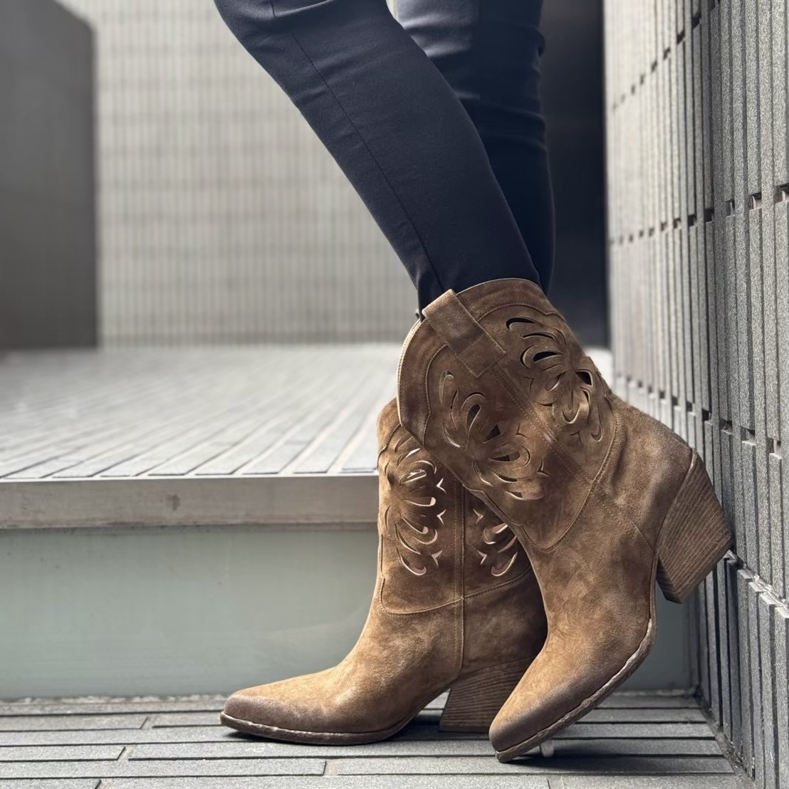 2/25履き込むほどにエイジングを楽しめる、大人カジュアルにおすすめのウエスタンブーツ