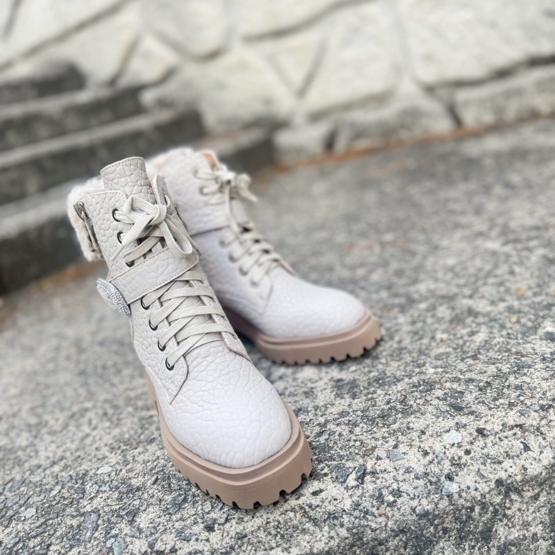 2/28エレファント型押しレザーがにファーとビジューバックルが華やかさを添えるショートブーツ