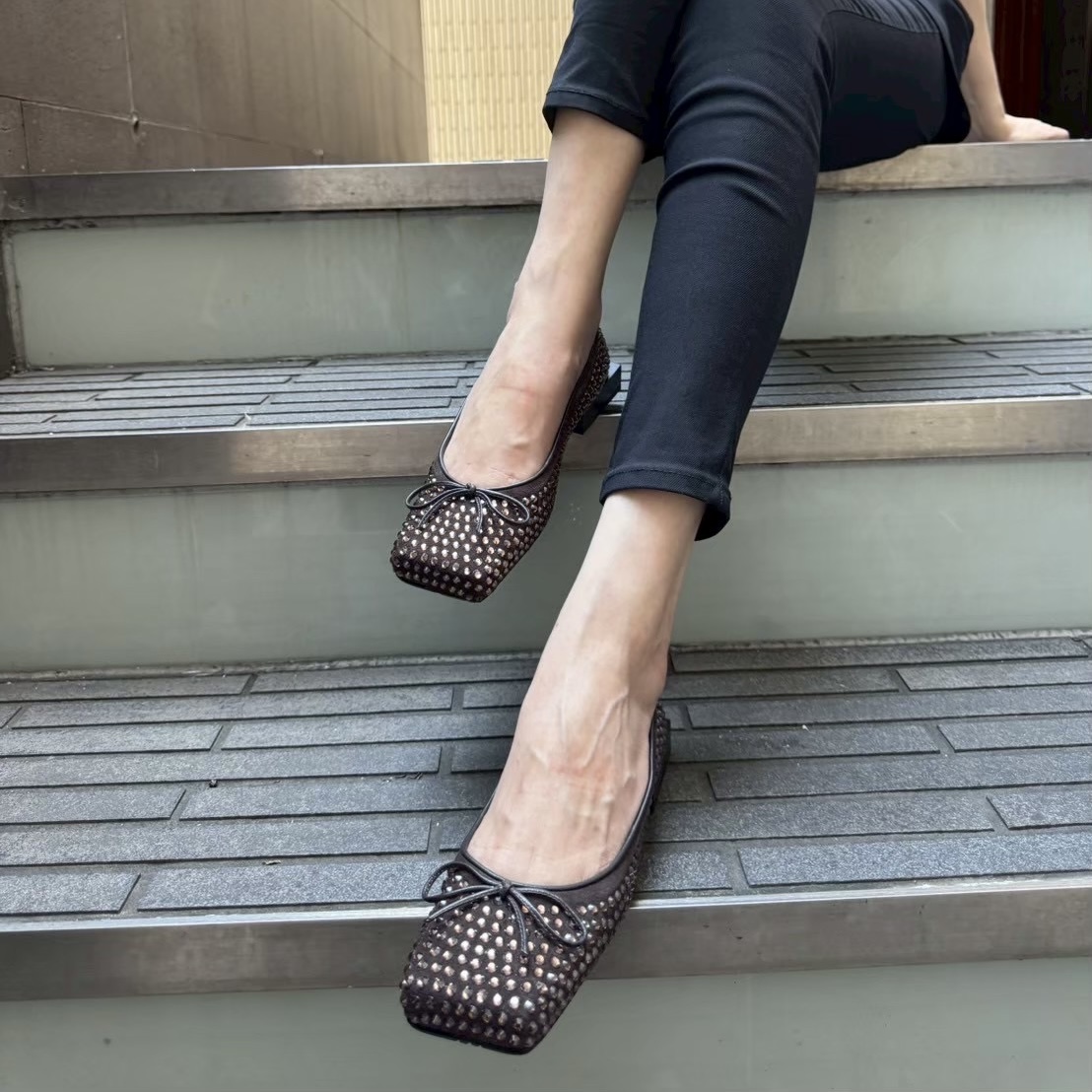 3/11トレンドを意識しつつビジューで華やかさもプラスしたブラウンカラーフラットシューズ