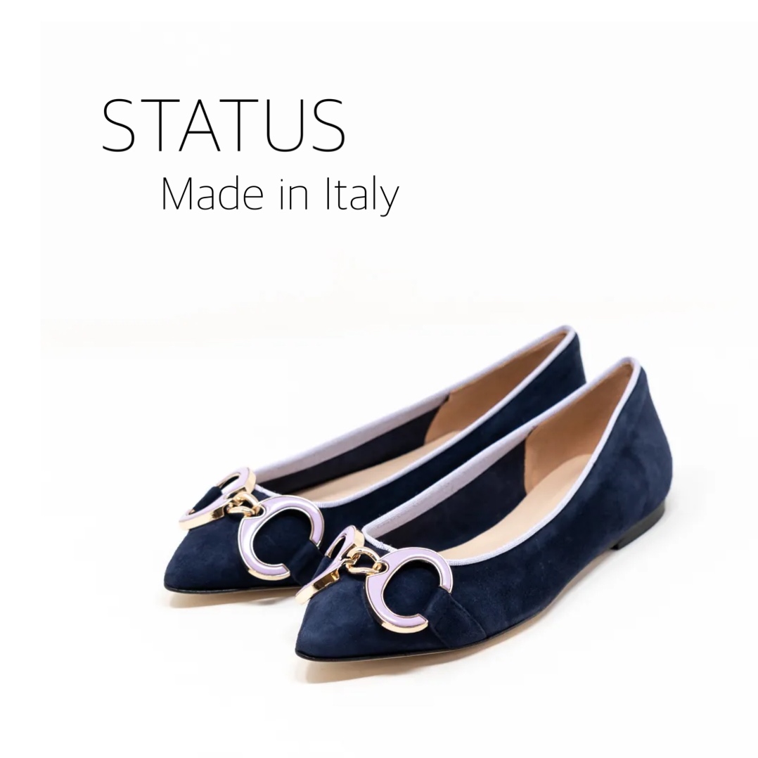 3/2上品なネイビーカラーにラベンダーカラーのトリミングとビット金具が華やかさを添えるフラットシューズ