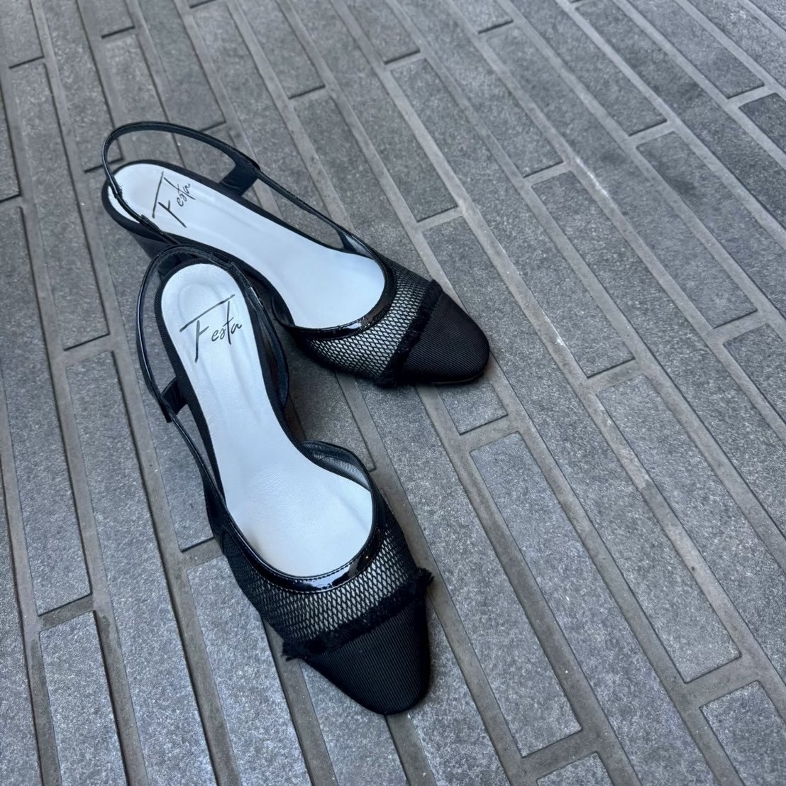 3/4メッシュ素材に、フリンジリボンでフェミニンさをプラスしたバックスリングパンプス